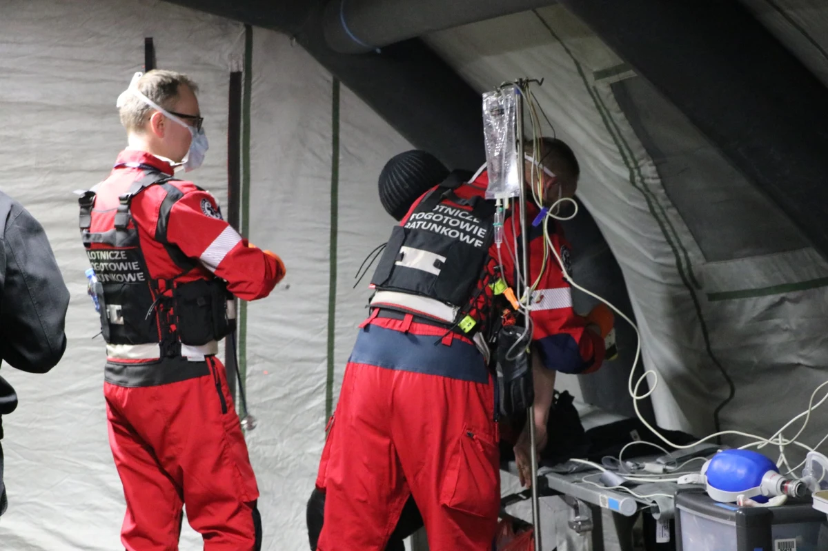 Na terenie Muzeum Lotnictwa Polskiego w Krakowie stanął dziś szpital polowy. Do namiotów medycznych trafiały ofiary wojenne, które transportowane były karetkami oraz prywatnymi samochodami. Wykorzystywano także śmigłowiec LPR. Wszystko to w ramach ćwiczeń na wypadek dużego napływu ofiar z Ukrainy. 