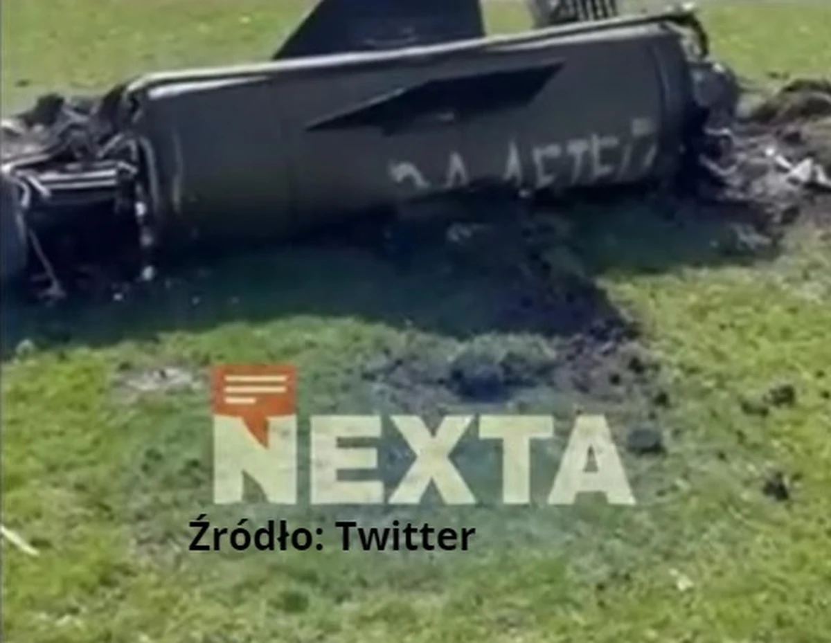 Na rakiecie, która uderzyła w dworzec kolejowy w Kramatorsku na wschodzie Ukrainy, znajduje się napis: „Za dzieci” – podają media. W ataku zginęło co najmniej 50 osób, w tym pięcioro dzieci. Media niezależne dowodzą, że Rosjanie, którzy o atak oskarżają Ukrainę, używają systemów Toczka-U.