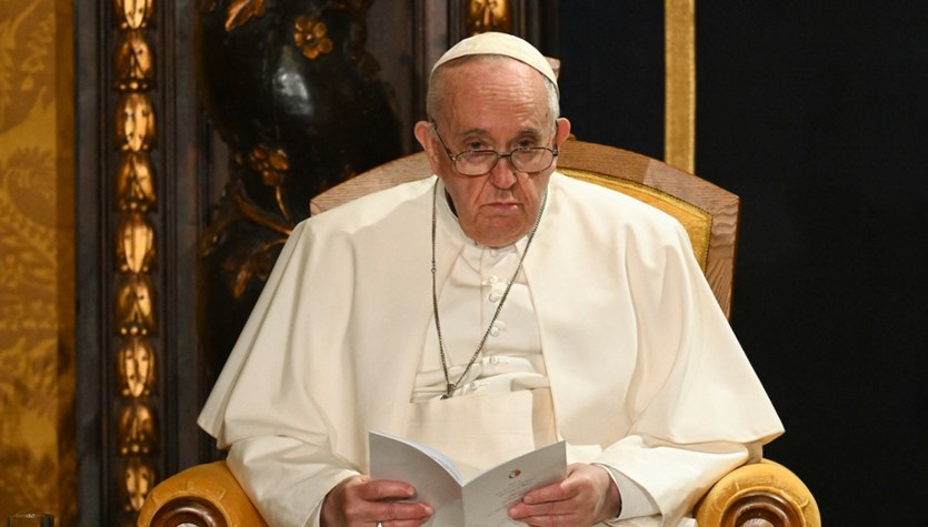 Papa Francisco: No más encajes, hay que cambiar el estilo litúrgico