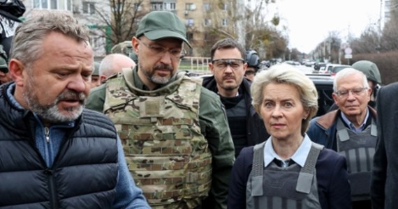 Przewodnicząca Komisji Europejskiej Ursula von der Leyen dotarła w piątek do Kijowa. Potem wraz z szefem dyplomacji UE Josepem Borrellem pojechała do Buczy. To właśnie w Buczy, miejscowości ok. 20 km od Kijowa, rosyjskie wojska dopuściły się zbrodni wojennych na cywilnej ludności miasta. W wizycie uczestniczą również premierzy Słowacji i Ukrainy, Eduard Heger i Denys Szmyhal. 