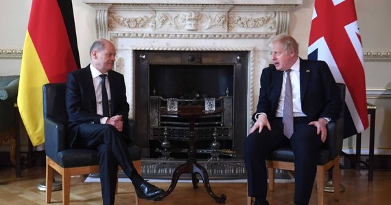 ​Wielka Brytania i Niemcy podzielają to samo poczucie "przerażenia i odrazy" w związku z "brutalnością rozpętaną" przez Rosję na Ukrainie, w tym z "niewybaczalnym" ostrzałem uchodźców - oświadczył premier Boris Johnson po rozmowie z kanclerzem Olafem Scholzem.