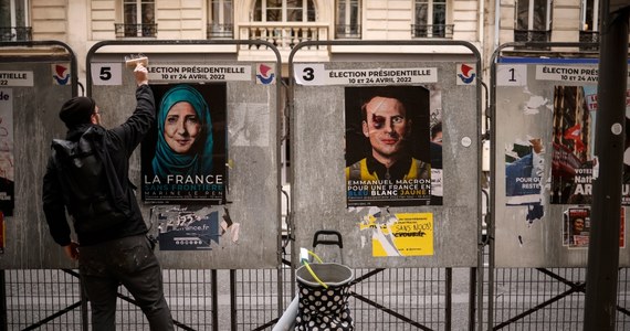 Maleje przewaga prezydenta Francji Emmanuela Macrona nad Marine Le Pen przed niedzielnymi wyborami szefa państwa francuskiego Z opublikowanego w piątek sondażu ośrodka Elabe wynika, że w drugiej turze wyborów zaplanowanej na 24 kwietnia na ubiegającego się o reelekcję Macrona zagłosuje 51 proc, ankietowanych, a na jego rywalkę - 49 proc.