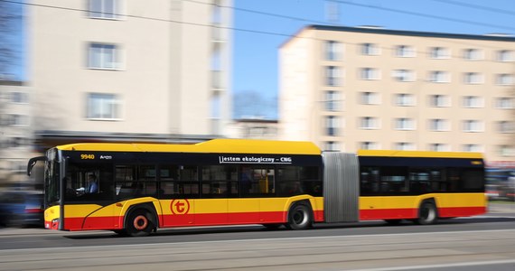 W sobotę warszawiacy mogą spodziewać się utrudnień związanych z wizytą szefowej Komisji Europejskiej Ursuli von der Leyen. W niedzielę w związku z obchodami 12. rocznicy katastrofy smoleńskiej zmienią się trasy niektórych autobusów jadących przez Śródmieście.