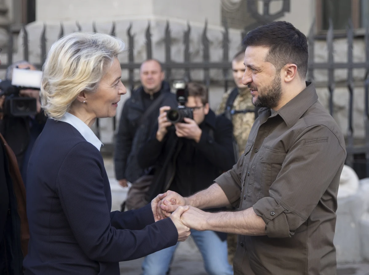 Ukraina należy do Europy. Tutaj rozpoczyna się wasza droga w stronę Unii Europejskiej - powiedziała w piątek w Kijowie przewodnicząca Komisji Europejskiej Ursula von der Leyen. Jednocześnie wręczyła prezydentowi Ukrainy Wołodymyrowi Zełenskiemu dokumenty niezbędne do nadania Ukrainie statusu państwa kandydującego do UE.