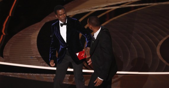 Amerykański aktor Will Smith dostał 10-letni zakaz uczestniczenia w ceremonii rozdania Oscarów. To pokłosie incydentu, do którego doszło podczas tegorocznej gali oscarowej. Smith spoliczkował prezentera Chrisa Rocka.