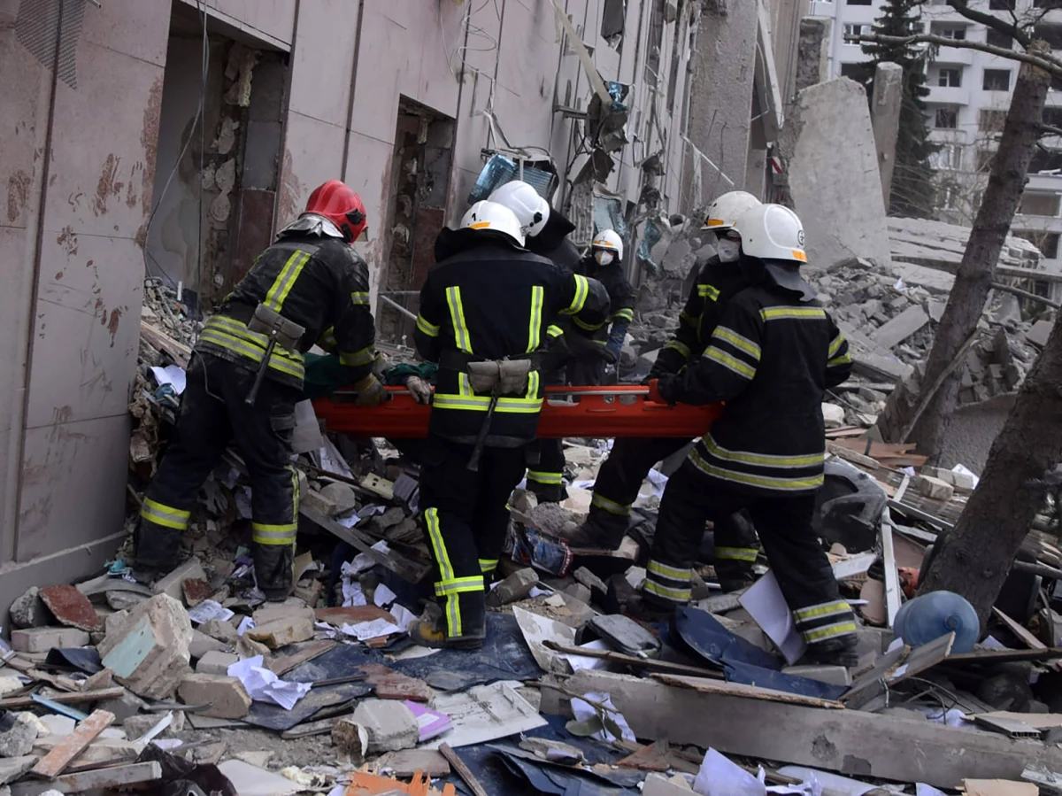 Siły rosyjskie kontynuują niszczenie ukraińskiej infrastruktury cywilnej ostrzałami artyleryjskimi i rakietowymi. Atakują również miejsca ewakuacji cywilów - informuje w piątek Sztab Generalny Sił Zbrojnych Ukrainy. Dodaje, że Rosjanie przygotowują się do ofensywy na wschodzie Ukrainy.