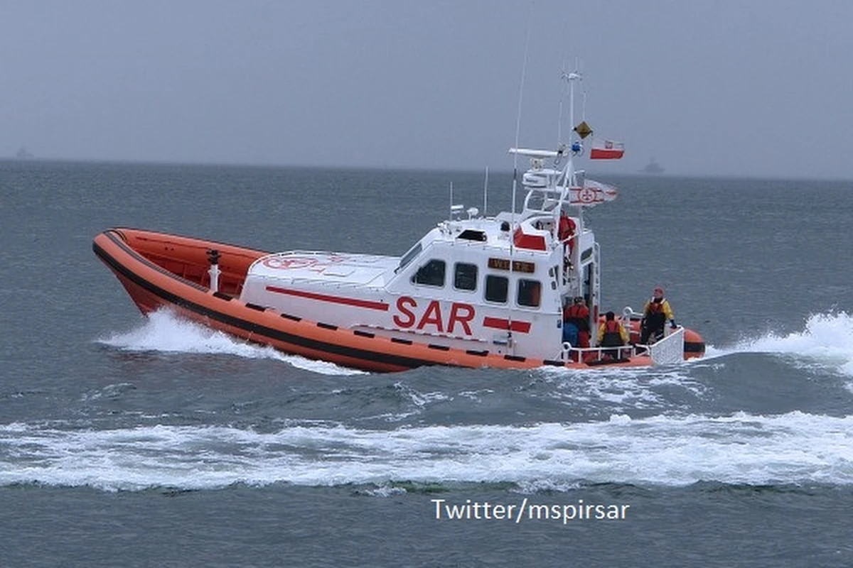 "Dwie osoby nie żyją, jedna osoba przebywa w szpitalu, a jedną osobę uznaje się za zaginioną po przewróceniu się jachtu około 400 metrów od brzegu w Gdyni. Poszukiwania zaginionego żeglarza zawieszono w sobotę z uwagi na warunki atmosferyczne" - powiedział dyrektor Morskiej Służby Poszukiwania i Ratownictwa Sebastian Kluska.
