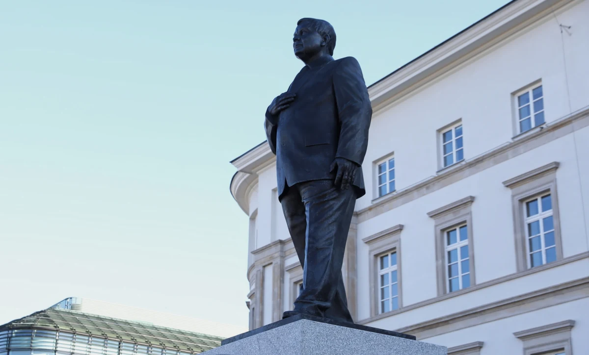 W niedzielę 10 kwietnia o godz. 08:41 we wszystkich województwach zawyją syreny alarmowe. Będzie to hołd ofiarom katastrofy smoleńskiej. "Pamiętamy o tych, którzy 12 lat temu chcąc upamiętnić poległych w Katyniu, sami zapłacili najwyższą cenę" - powiedział szef MSWiA Mariusz Kamiński. Nie wszyscy samorządowcy się z tym jednak zgadzają i zapowiadają, że nie uruchomią alarmów. 