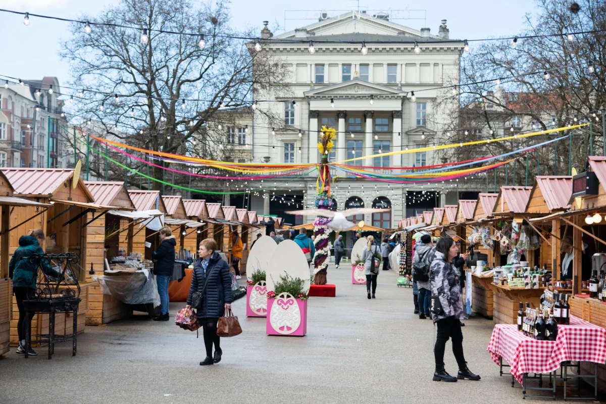 Na pl. Wolności w Poznaniu trwa Jarmark Wielkanocny. N ponad 40 stoiskach można kupić m.in. wyroby rękodzielnicze, regionalne smakołyki, a także tradycyjne wielkanocne ozdoby. Wielkanocne atrakcje czekają także na rynku Łazarskim.