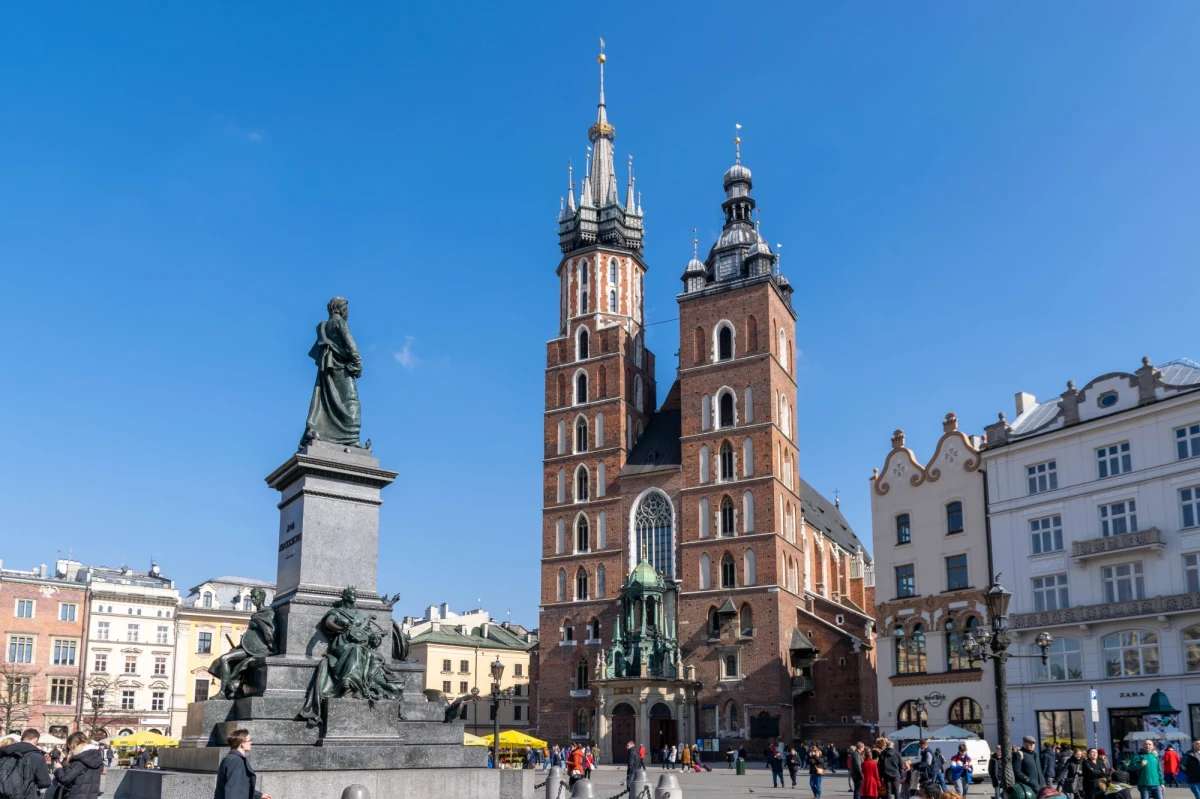 W ramach treningów i ćwiczeń dotyczących systemów alarmowania i w celu upamiętnienia 12. rocznicy katastrofy smoleńskiej, na jutro zaplanowane zostało włączenie syren alarmowych. Kraków, w którym schronienie znalazło 150 tys. uchodźców z Ukrainy, zaapelował o nieuruchamianie tego systemu.
