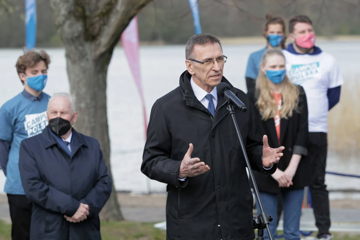 „Podjąłem decyzję o niewłączaniu w niedzielę w mieście syren alarmowych” - poinformował w sobotę na Facebooku prezydent Olsztyna Piotr Grzymowicz. Jego zdaniem, byłby to brak szacunku dla traumy uchodźców wojennych z Ukrainy.