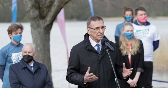 „Podjąłem decyzję o niewłączaniu w niedzielę w mieście syren alarmowych” - poinformował w sobotę na Facebooku prezydent Olsztyna Piotr Grzymowicz. Jego zdaniem, byłby to brak szacunku dla traumy uchodźców wojennych z Ukrainy.