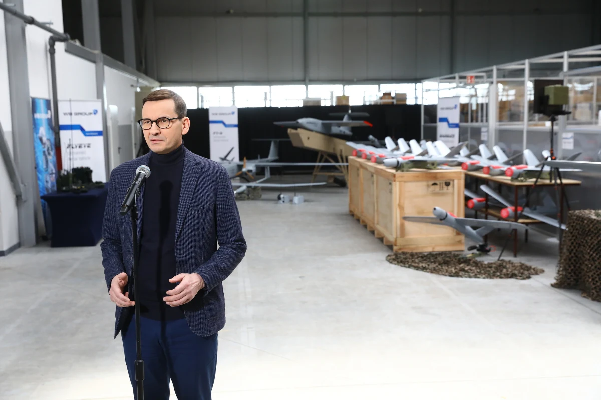 "Musimy zbudować tak silną armię, żeby nie musiała bronić nas na polu walki. Aby była wystarczająco silna i odstraszała potencjalnych przeciwników" - powiedział w sobotę Mateusz Morawiecki podczas wizyty w firmie WB Electronics w Ożarowie Mazowieckim. Premier mówił również m.in. o "putinflacji", współpracy z firmami prywatnymi i "geopolitycznej drzemce".