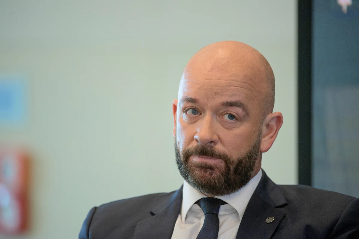 Uruchomienie w niedzielę syren alarmowych dla uczczenia pamięci ofiar katastrofy smoleńskiej w obecnej sytuacji jest co najmniej nieroztropne - podkreślił prezydent Wrocławia. Jacek Sutryk zaapelował do wojewody dolnośląskiego o uchylenie tej decyzji.