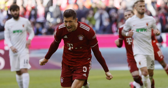 Piłkarze Bayernu Monachium długo męczyli się u siebie z Augsburgiem w 29. kolejce Bundesligi, ale ostatecznie wygrali 1:0 po golu w 82. minucie Roberta Lewandowskiego z rzutu karnego. W ekipie gości wystąpili bramkarz Rafał Gikiewicz i boczny obrońca Robert Gumny.