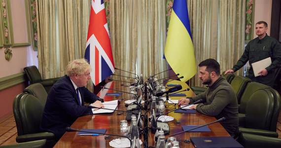 Boris Johnson powiedział Wołodymyrowi Zełenskiemu, że Wielka Brytania przekaże Ukrainie 120 pojazdów opancerzonych i pociski przeciwokrętowe. Brytyjski premier podczas wizyty w Kijowie zadeklarował, że jego kraj i inni partnerzy będą wzmacniać gospodarczy nacisk na Rosję. 