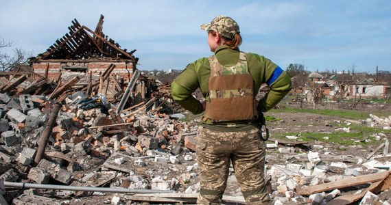 W ramach kampanii na rzecz uchodźców "Stand Up For Ukraine" zebrano 9,1 mld euro - powiedziała w Warszawie przewodnicząca Komisji Europejskiej Ursula von der Leyen. Wielka Brytania przekaże Ukrainie 120 pojazdów opancerzonych i pociski przeciwokrętowe. W Borodziance znaleziono kolejne ofiary rosyjskiej inwazji. Dramatyczne doniesienia napływają także z Buczy. Z kolei w okolicach miasta Rubiżne Rosjanie ostrzelali cysternę z kwasem azotowym. Oto najważniejsze wydarzenia 45. dnia rosyjskiej inwazji na Ukrainę (09.04.2022 r.).