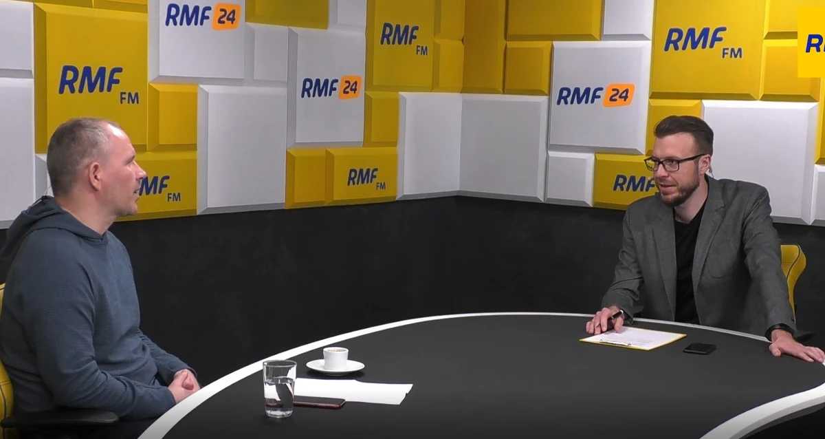 W tabeli dzieli je zaledwie jeden punkt. Niektórzy mówią, że będzie to nie tylko hit kolejki, ale też hit całego sezonu. Broniący tytułu i prowadzący w tabeli piłkarze Manchesteru City podejmą wicelidera Liverpool. To mecz, który może praktycznie rozstrzygnąć o mistrzostwie. „Kto wie, czy to nie mecz dekady” – mówi w rozmowie z RMF FM dziennikarz telewizji Canal+ Sport i specjalista od angielskiej Premier League – Przemysław Pełka.