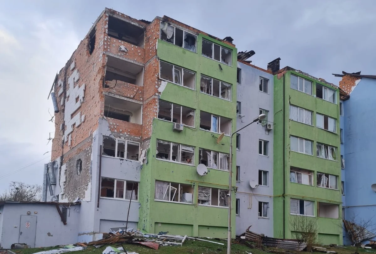 Mateusz Chłystun - specjalny wysłannik RMF FM na Ukrainę - dotarł w sobotę do stolicy tego kraju. "Im bliżej Kijowa, tym więcej dramatycznych przykładów rosyjskiego ataku" - podkreśla. Jak relacjonuje, w drodze do miasta widać spalone po bombardowaniach centra handlowe, stacje benzynowe, zniszczone domy, przebite ciężkim sprzętem przydrożne bariery. Są też pozostałości rosyjskich czołgów i wozów opancerzonych. 