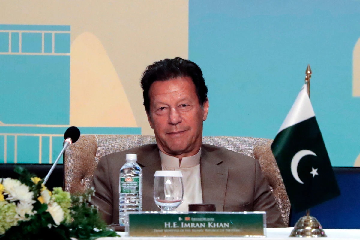 Niższa izba parlamentu Pakistanu głosowała za usunięciem premiera Imrana Khana z urzędu, po prawie 14-godzinnej debacie między opozycją a rządzącą partią Khana, która rozpoczęła się w sobotę rano. Razem z premierem odwołany został rząd.