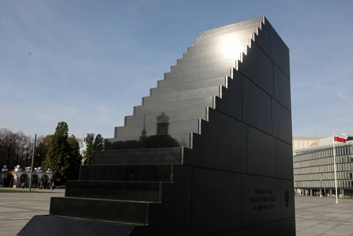 W całym kraju odbywają się uroczyste obchody 12. rocznicy katastrofy smoleńskiej. Prezydent Andrzej Duda odda hołd ofiarom w Krakowie i Warszawie, a prezes PiS Jarosław Kaczyński bierze udział w uroczystościach w stolicy - o godz. 21 będzie przemawiał przed Pałacem Prezydenckim. 