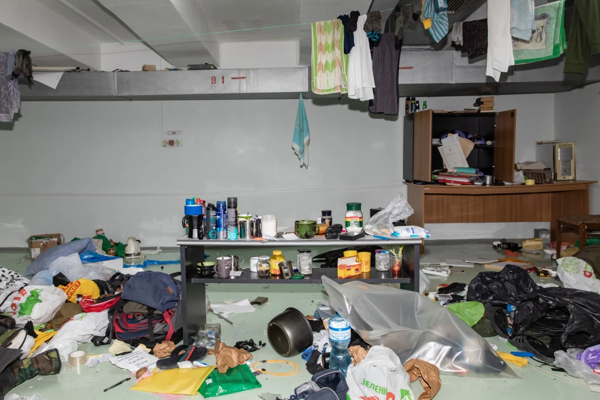 „Rosjanie zostawiali ładunki wybuchowe w budynkach, gdzie mieszkali, nawet w pralkach” – oświadczył w niedzielę minister spraw wewnętrznych Ukrainy Denys Monastyrski w telewizji.