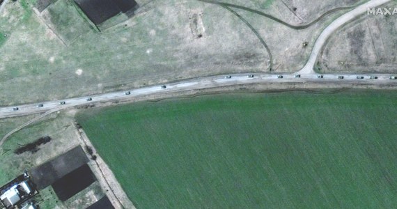 ​12-kilometrowy konwój wojskowy na wschód od Charkowa zarejestrowano na zdjęciach satelitarnych przeanalizowanych przez Maxar Technologies - poinformowała telewizja CNN.