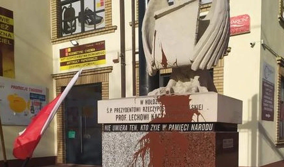 Policja w Opolu Lubelskim szuka osoby, która oblał brązową farbą pomnik śp. Prezydenta Rzeczypospolitej Lecha Kaczyńskiego. Do zdarzenia doszło minionej nocy.