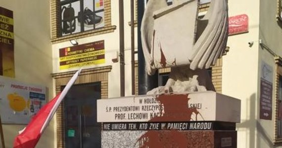 Policja w Opolu Lubelskim szuka osoby, która oblał brązową farbą pomnik śp. Prezydenta Rzeczypospolitej Lecha Kaczyńskiego. Do zdarzenia doszło minionej nocy.