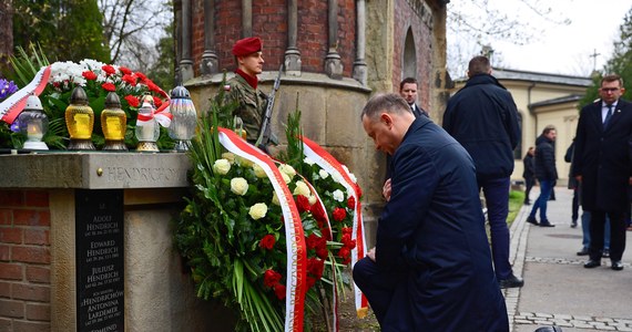 Prezydent RP Andrzej Duda złożył kwiaty i modlił się przy grobach ofiar katastrofy smoleńskiej, spoczywających na krakowskich cmentarzach.