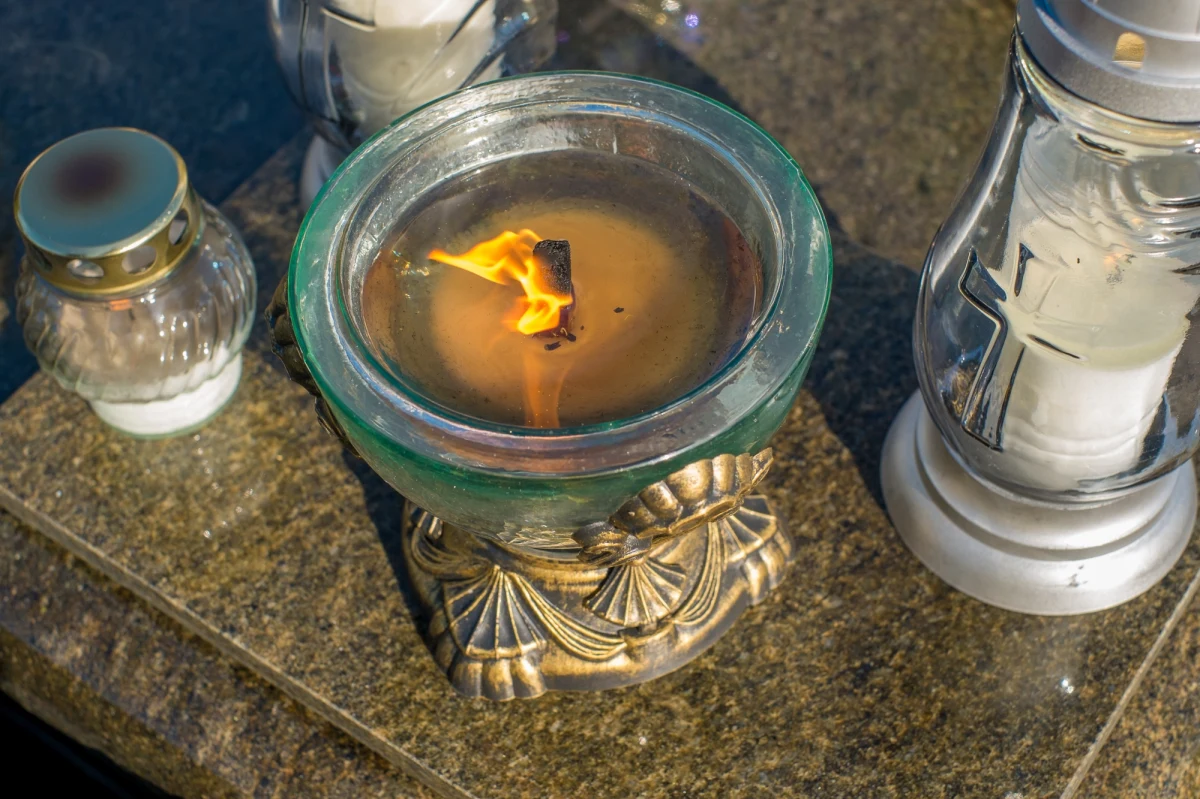 Minutą ciszy, złożeniem kwiatów i zapaleniem zniczy przed pomnikiem prezydenta Lecha Kaczyńskiego uczczono w Szczecinie pamięć ofiar katastrofy smoleńskiej.
