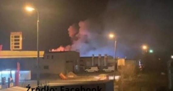 20 zastępów straży gasi pożar, który wybuchł w jednym z zakładów produkcyjnym w wielkopolskim Szamocinie. Nie ma informacji o osobach poszkodowanych.