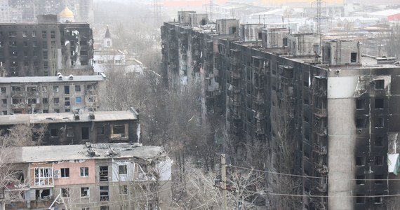 Kolejne straszliwe doniesienia z oblężonego przez Rosjan ukraińskiego Mariupola, w obwodzie donieckim. Rosyjscy żołnierze zabijają cywilów na ulicach, a nawet fotografują się z ich ciałami - oświadczył w niedzielę doradca mera miasta Petro Andriuszenko na Telegramie. Przed wojną Mariupol był miastem zamieszkałym przez około 430 tysięcy osób.