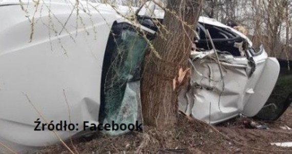 Groźny wypadek w miejscowości Obrowiec w powiecie hrubieszowskim na Lubelszczyźnie. Samochód osobowy wypadł z drogi i uderzył w drzewo. 