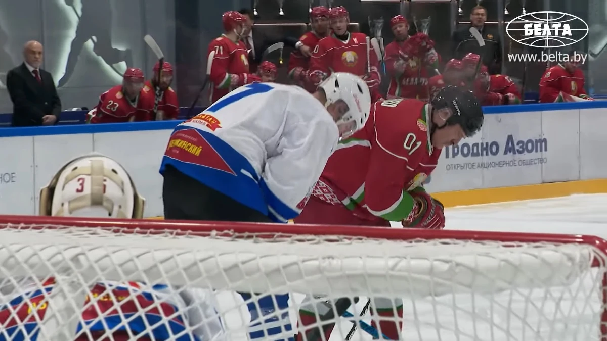 Rządzący Białorusią Alaksandr Łukaszenka po raz kolejny pokazał się publicznie na lodowisku. Tym razem mecz hokejowy zakończył się dla niego drobną kontuzją. Jak podaje CBC TV Azerbaijan Łukaszenka został uderzony przez rywala kijem hokejowym w podbródek, a media zaczęły się zastanawiać czy mężczyzna nie zostanie ukarany przez białoruski reżim.