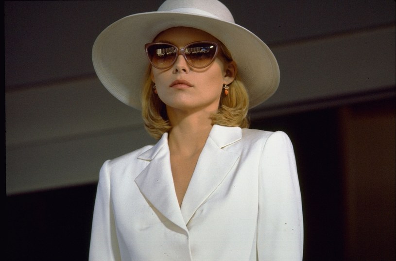 W 1983 roku Michelle Pfeiffer wystąpiła w boku Ala Pacino w głośnym dramacie gangsterskim "Człowiek z blizną". Stylizacje jej niezwykle szykownej bohaterki były podziwiane i kopiowane przez miliony kobiet. Szczególnym zainteresowaniem cieszyły się noszone przez aktorkę okulary przeciwsłoneczne z oprawkami w kształcie kocich oczu. Okazuje się, że nie stworzył ich żaden słynny projektant. "Zostały kupione w drogerii za jakieś 3 dolary" - ujawniła gwiazda.