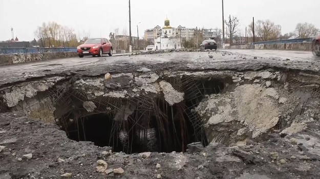 Doszczętnie zniszczone miasta, ogromne kratery w jezdniach, zrównane z ziemią wsie, domy, budynki mieszkalne - to krajobraz po rosyjskich atakach na ukraińskich cywilów.