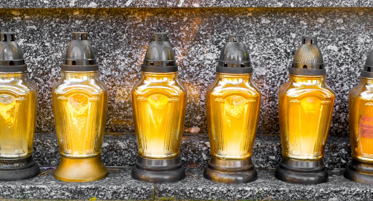 Złożeniem kwiatów oraz zapaleniem zniczy pod tablicami upamiętniającymi ofiary katastrofy smoleńskiej uczczono we Wrocławiu 12. rocznicę katastrofy samolotu Tu-154M, w której zginęło 96 osób.