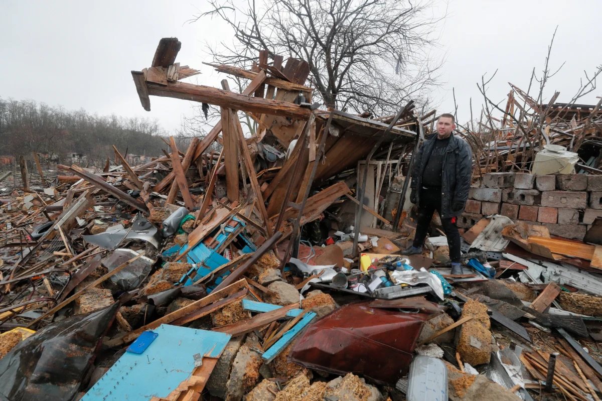 Idzie wiosna. Stopniały śniegi. Ukraińcy wzięli do rąk łopaty i zaczęli sprzątać wyzwolone miasta. Sezonowe porządki to zazwyczaj radosna czynność. Ale nie w Ukrainie - nie chodzi o ogarnięcie podwórka czy przystrzyżenie trawnika. Wynoszą z piwnic trupy i szukają zbiorowych mogił. Na ulicach rdzewieją rosyjskie czołgi, a w sercach rośnie nienawiść. Tak łatwo się jej nie pozbędą. Ci, którzy stracili bliskich są w szoku i żałobie, ale kiedy uporządkują chaos w głowach, nienawiść wstanie z ławki rezerwowych i wkroczy do gry. Pierwsza połowa koszmaru za nimi, druga dopiero się zacznie.  