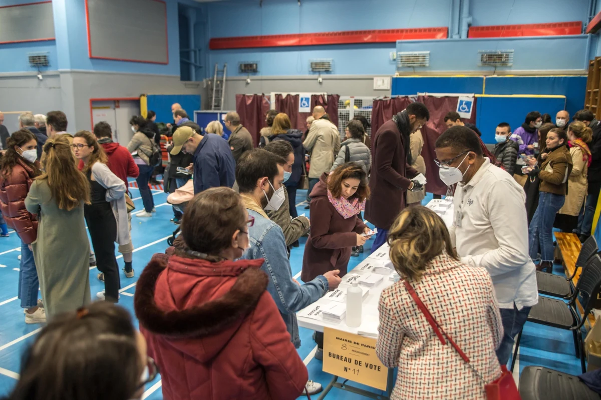 Około 48,7 mln Francuzów wybierze w niedzielę prezydenta swego kraju spośród 12 zgłoszonych kandydatów. Urzędujący prezydent Emmanuel Macron pozostawał na czele ostatnich sondaży z około 25-27 proc. poparcia, za nim plasowała się kandydatka skrajnej prawicy Marine Le Pen - 21-23 proc. oraz lider skrajnej lewicy Jean-Luc Melenchon - 15-17 proc. Do godz. 17 do urn poszło 65 proc. uprawnionych do głosowania Francuzów. 