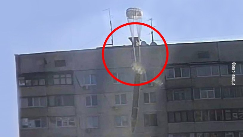 Rosyjskie wojska w swojej desperacji, z powodu braku znaczących postępów w agresji na Ukrainę, postanowiły bombardować Charków za pomocą rakiet, które opadały na budynki miasta ze spadochronem.