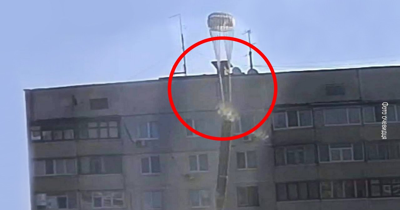 Rosyjskie wojska w swojej desperacji, z powodu braku znaczących postępów w agresji na Ukrainę, postanowiły bombardować Charków za pomocą rakiet, które opadały na budynki miasta ze spadochronem.