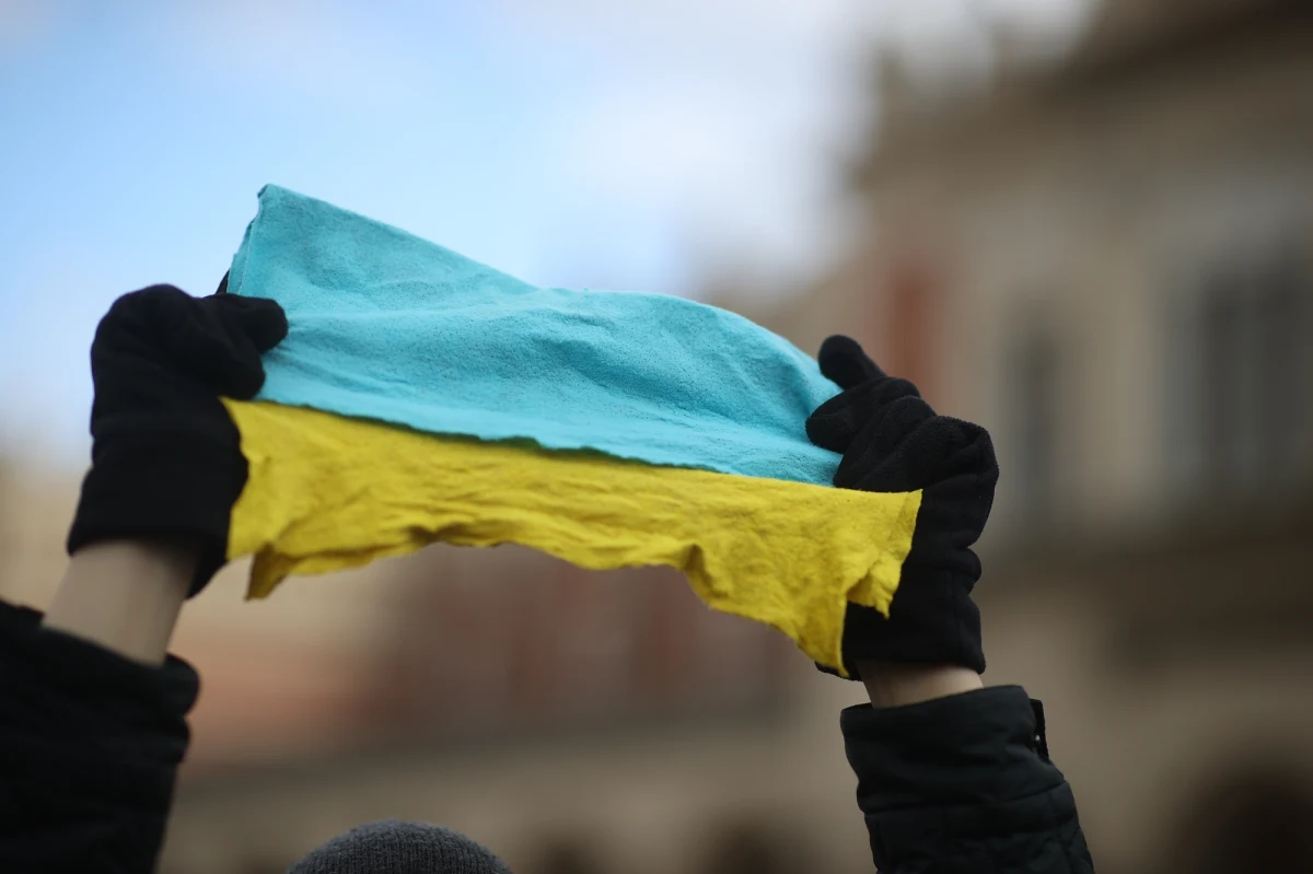 Od czasu wybuchu wojny na Ukrainie, Kraków prowadzi liczne działania mające pomóc przybyłym uchodźcom. Miasto stanęło przed ogromnym wyzwaniem. Oto podsumowanie przedsięwzięć na rzecz pomocy tym, którzy w stolicy Małopolski znaleźli schronienie.