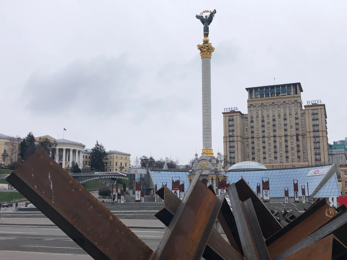 Życie wraca do normy, choć w Kijowie kursuje tylko jedna linia metra, a widmo rosyjskich ostrzałów wciąż wisi nad miastem. O to, jak żyją i co mówią mieszkańcy ukraińskiej stolicy po 1,5 miesiąca wywołanej przez Rosję wojny, pytał Mateusz Chłystun, specjalny wysłannik RMF FM w Ukrainie. Przed rozpoczęciem agresji w Kijowie mieszkało prawie 3 mln osób.