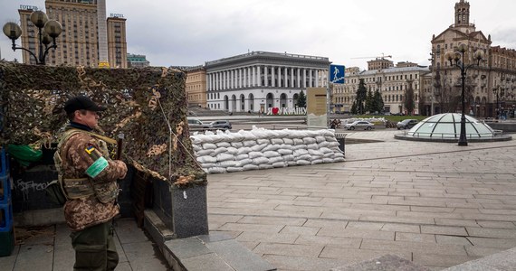 Do tej pory w obwodzie kijowskim wiadomo o zabitych 1222 osobach w wyniku rosyjskiej inwazji - poinformowała prokurator generalna Ukrainy Iryna Wenediktowa. Dodała, że władze Ukrainy zidentyfikowały 500 podejrzanych o zbrodnie wojenne, a samych przypadków domniemanych zbrodni wojennych naliczyły do tej pory 5600. Radio Swoboda poinformowało, że rosyjscy wojskowi zabrali z laboratoriów w Czarnobylu radioaktywne materiały. Z kolei CNN przekazało, że 12-kilometrowy konwój wojskowy na wschód od Charkowa zarejestrowano na zdjęciach satelitarnych przeanalizowanych przez Maxar Technologies. Natomiast w ataku rakietowym na miasto Dniepr rannych zostało sześcioro ratowników. Oto najważniejsze wydarzenia 46. dnia rosyjskiej inwazji na Ukrainę (10.04.2022 r.).