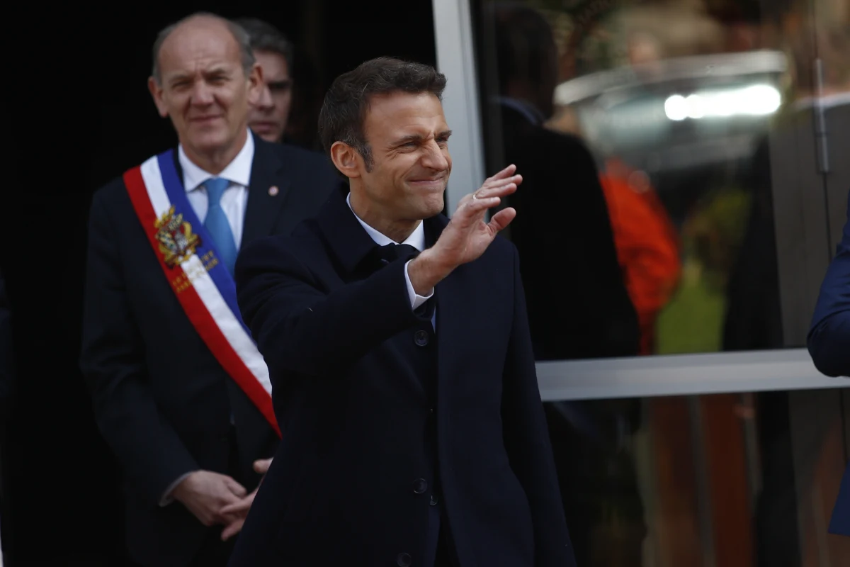 Walczący o reelekcję Emmanuel Macron i liderka Zjednoczenia Narodowego Marine Le Pen przechodzą do II tury wyborów prezydenckich we Francji. Według oficjalnych wyników  - po zliczeniu około 97 proc. głosów - Macron uzyskał 27,6 proc. głosów, a Le Pen 23,4 proc.