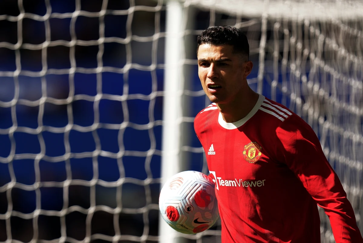 Policja zajmie się skandalicznym zachowaniem Cristiano Ronaldo. Piłkarz Manchesteru United po sobotniej porażce 0:1 na wyjeździe z Evertonem w 32. kolejce Premier League zniszczył kibicowi telefon komórkowy.