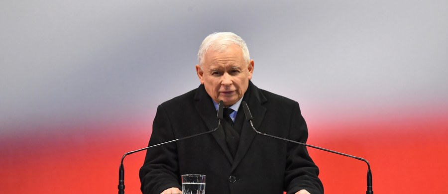 "Dzisiaj wiemy, co się stało. Mamy odpowiedź. Po raz pierwszy pełną, konsekwentną, odpowiadającą na wszystkie pytania" - mówił przed Pałacem Prezydenckim lider Prawa i Sprawiedliwości, wicepremier ds. bezpieczeństwa Jarosław Kaczyński, odnosząc się do katastrofy smoleńskiej. "Będzie w najbliższych dniach i tygodniach o tym mowa. Będzie to przedstawione opinii publicznej" - zapowiadał. "To jest wielka zmiana, o której chciałem właśnie dzisiaj, w 12. rocznicę zbrodni, zamachu państwu powiedzieć" - podkreślał. 