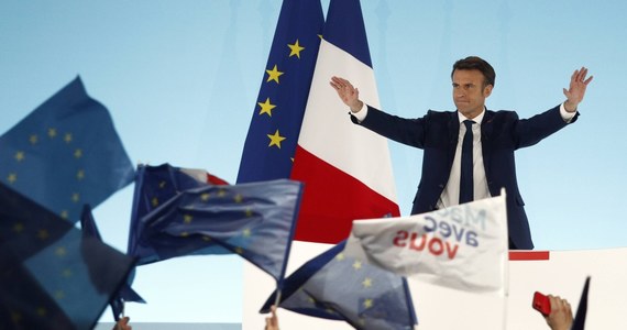 "Wasz wybór 24 kwietnia i głosowanie w drugiej turze wyborów, w której nic nie jest jeszcze przesądzone, jest wyborem kluczowym dla Europy i dla Francji" – stwierdził prezydent Emmanuel Macron w przemówieniu w Paryżu po ogłoszeniu wstępnych wyników I tury wyborów prezydenckich.