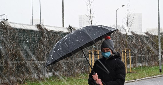 To będzie chłodny początek tygodnia w całej Polsce. We wszystkich regionach spodziewamy się opadów deszczu i deszczu ze śniegiem. Synoptycy zapowiadają jednak, że nadchodzi ocieplenie. W czwartek termometry pokażą powyżej 20 stopni Celsjusza.